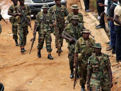 Efectivos del ejército nigeriano patrullando en Lagos.