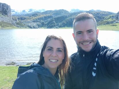 Raquel y Jacobo en los lagos de Covadonga (Asturias), antes del accidente, en octubre de 2020, en una imagen cedida por ambos.