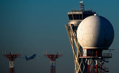 Un avión despega del aeropuerto barcelonés de El Prat.