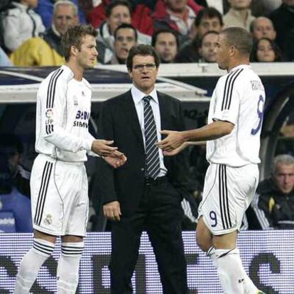 Beckham, en el momento de sustituir a Ronaldo en un partido ante la mirada de Capello.