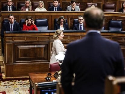 La bancada del Gobierno escucha una intervención de Alberto Núñez Feijóo en el Congreso.