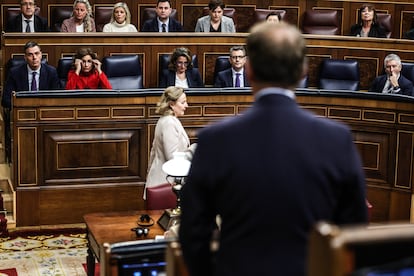 Pedro Sánchez escucha una intervención de Alberto Núñez Feijóo en el Congreso.