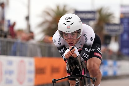 Juan Ayuso, del Uae Team Emirates, durante la Etapa 1 del Tirreno-Adriático este lunes.