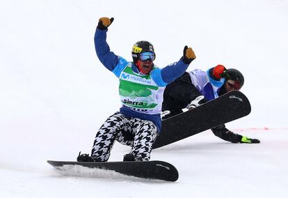 Nick Baumgartner de EE UU celebra la medalla de oro en la Final Masculina de Snowboard.