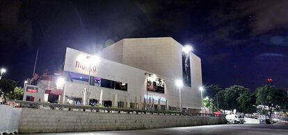 Fachada del cine Imax en el Port Vell de Barcelona en 2008, en pleno funcionamiento.