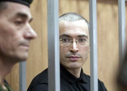 Jodorkovski comparece ante el tribunal que le juzga en Moscú.