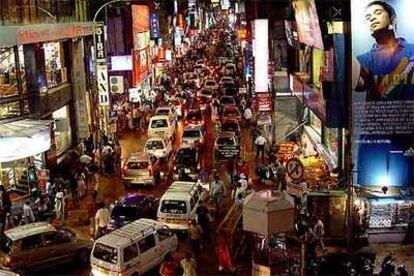 Una de las calles más comerciales de Bangalore (India).