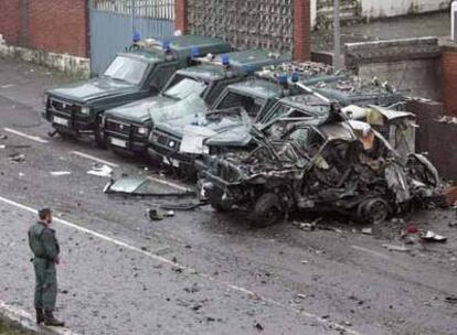 Estado en que quedaron los vehículos de la Guardia Civil aparcados junto a la furgoneta que explosionó en Durango.