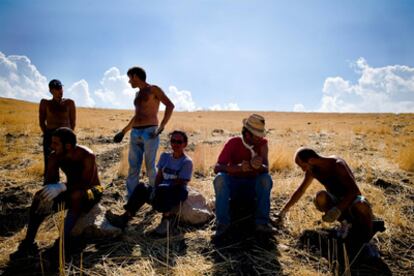 Jóvenes de la cooperativa Placido Rizzotto, en las tierras que pertenecieron a la familia mafiosa Brusca, en Portella della Ginestra, cerca de Palermo.