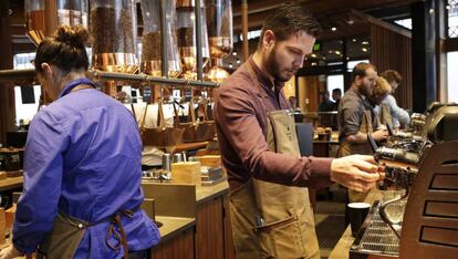 Empregados preparam café no Roastery de Starbucks, em Seattle (EUA)