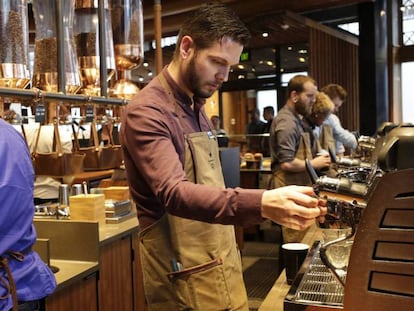 Empregados preparam café no Roastery de Starbucks, em Seattle (EUA)