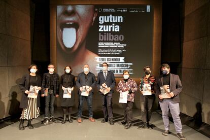 Rakel Esparza, Fernando Pérez, Gonzalo Olabarria y Alasne Martín (en el centro), junto a varios ponentes del Festival, en Azkuna Zentroa.