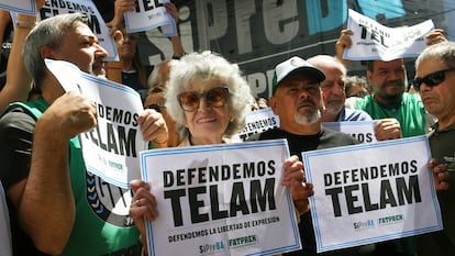 Participantes en la protesta convocada por trabajadores de la agencia estatal de noticias Télam este lunes en Buenso Aires.