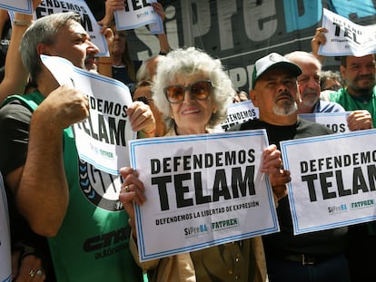 Participantes en la protesta convocada por trabajadores de la agencia estatal de noticias Télam este lunes en Buenso Aires.