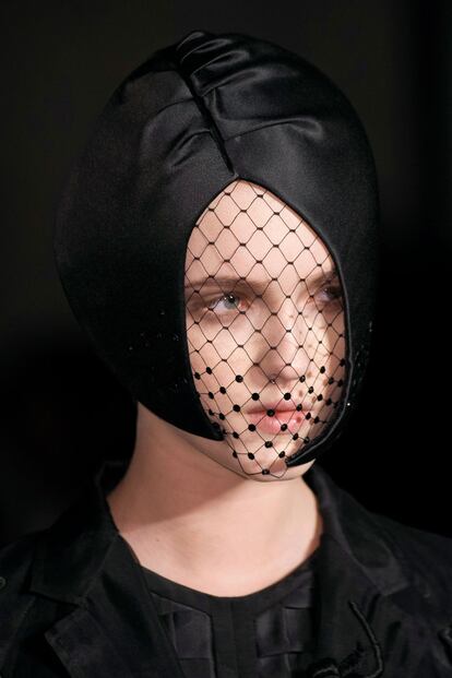 Así es la 'viuda negra' de Thom Browne. Basta con cubrir el rostro con una redecilla para conseguir uno de los disfraces más rápidos y sencillos de hacer.