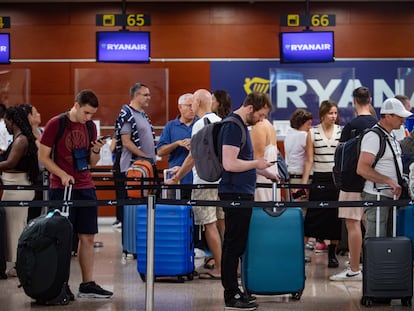 Pasajeros en los mostradores de Ryanair del aeropuerto Barcelona-El Prat.