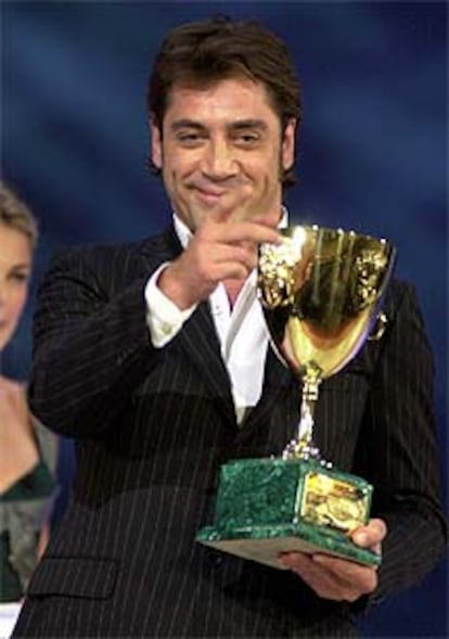 Bardem bromea con el público al recibir la Copa Volpi.