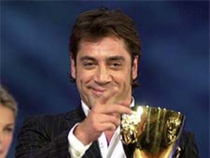 Bardem bromea con el público al recibir la Copa Volpi.