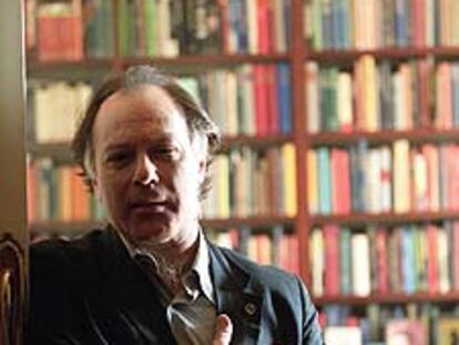 Javier Marías en su casa de Madrid.