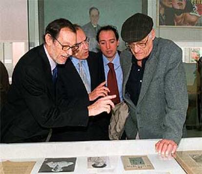 Emilio Casinello, izquierda, junto a Alfonso Guerra y, a la derecha de la foto, Arthur Miller.