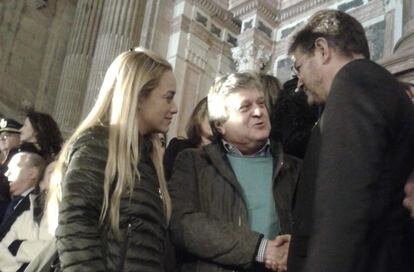 Lilian Tintori, esposa de Leopoldo L&oacute;pez, y el padre de este saludan al ministro de Justicia en funciones, Rafael Catal&aacute;, en M&aacute;laga.