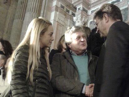 Lilian Tintori, esposa de Leopoldo L&oacute;pez, y el padre de este saludan al ministro de Justicia en funciones, Rafael Catal&aacute;, en M&aacute;laga.