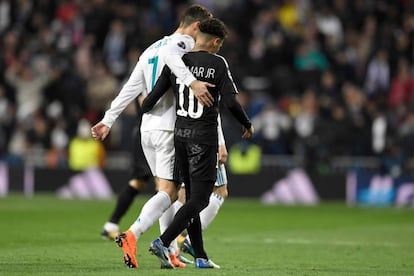 Cristiano Ronaldo (izquierda) y Neymar abandonan el campo de juego tras disputarse la primera parte.