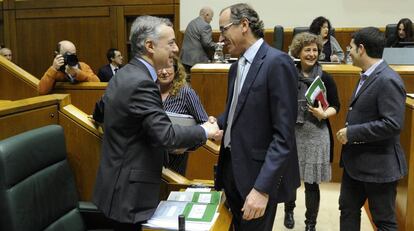 El lehendakari Íñigo Urkullu y Alfonso Alonso se saludan en el pleno. 