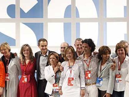 José Luis Rodríguez Zapatero (en el centro), rodeado de miembros de la nueva dirección del PSOE.