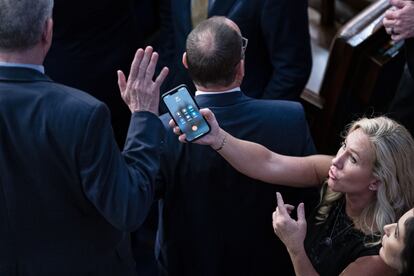 La representante Marjorie Taylor Greene pide a uno de los rebeldes que se ponga al teléfono con Donald Trump. En la pantalla se leen las iniciales DT.