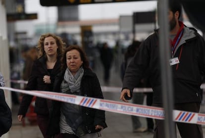 Familiars i amics de les víctimes arribant a l'aeroport.