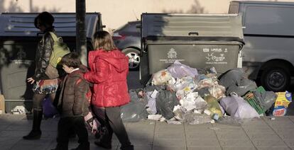 Basura acumulado junto a un contenedor en una calle de Orihuela.