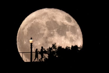 Una pareja pasea por el Observatorio Griffith de Los Ángeles, Estado Unidos. 