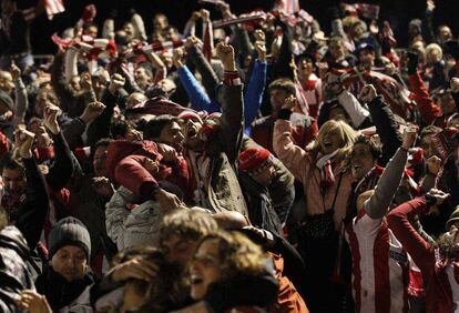 Los aficionados del Athletic celebran un gol