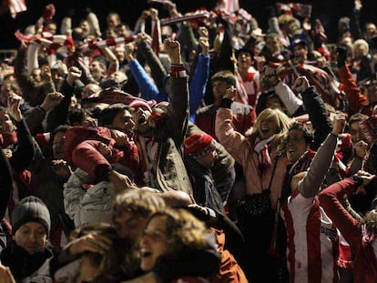 Los aficionados del Athletic celebran un gol