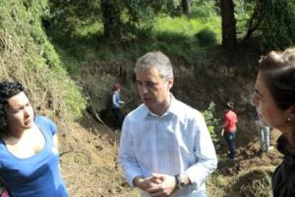 El lehendakari, Iñigo Urkullu, y la consejera de Educación, Política Lingüística y Cultura, Cristina Uriarte (d), durante su vista al campo de trabajo de Lemoa. EFE/Archivo