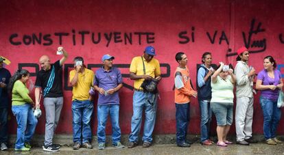 Venezolanos esperan su turno para votar en Caracas (Venezuela).