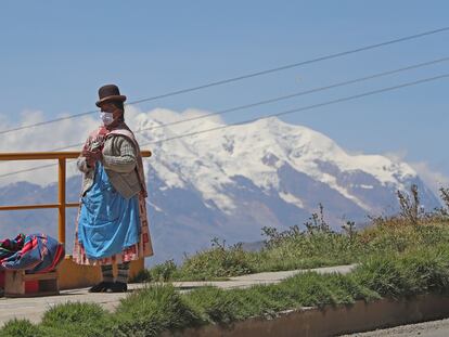 Una mujer aimara con cubrebocas en La Paz (Bolivia), en abril de 2020.