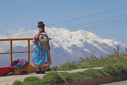 Una mujer aimara con cubrebocas en La Paz (Bolivia)