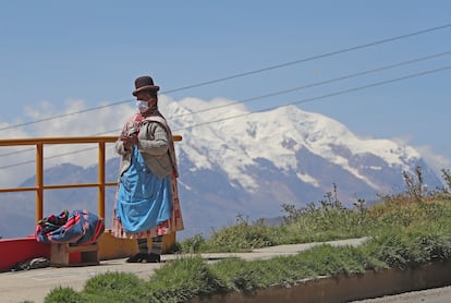 Una mujer aimara con cubrebocas en La Paz (Bolivia)