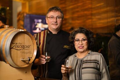 El Chef Andoni Luis Aduriz junto a la maestra ronera, Lorena Vásquez ayer en la jornada inaugural de ARCOmadrid.