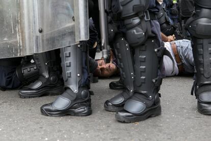 Un joven es detenido por la Policía Nacional Bolivariana durante una manifestación opositora que intentaba llegar al Centro Nacional Electoral en Caracas, Venezuela.