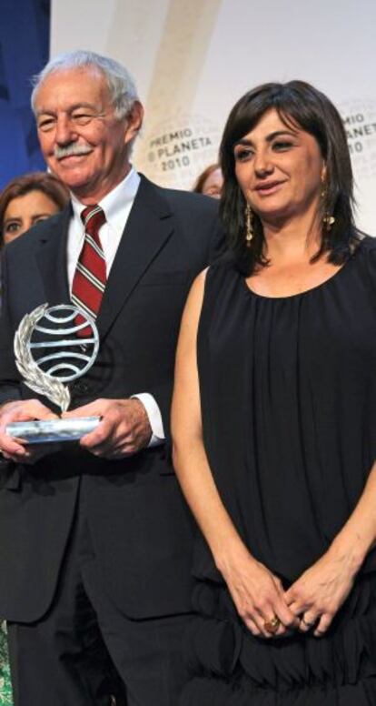 La escritora Carmen Amoraga, junto a Eduardo Mendoza, en la ceremonia de los premios Planeta, en 2010.