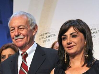 La escritora Carmen Amoraga, junto a Eduardo Mendoza, en la ceremonia de los premios Planeta, en 2010.