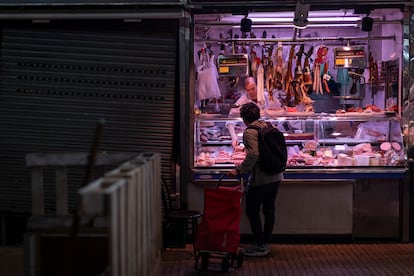 A client is treated in a charcarter of the Montserrat market and its side, a closed stop.