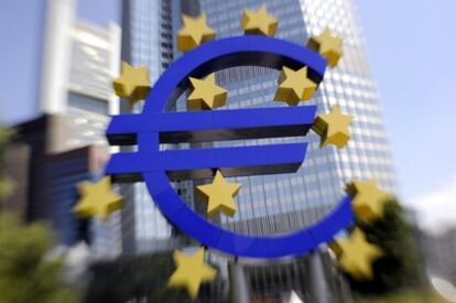 Vista del símbolo del euro en el Banco Central Europeo en Fráncfort (Alemania).