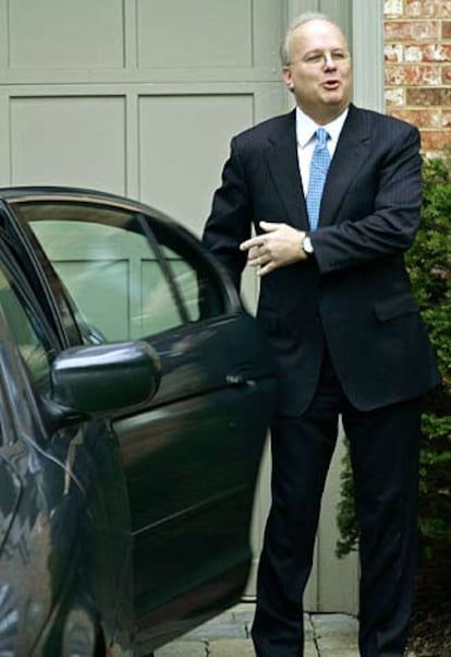 Karl Rove, principal asesor del presidente Bush, bromea con los periodistas al entrar en su coche.