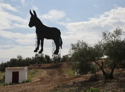 La escultura del burro gigantesco, ayer en El Carpio (Crdoba).