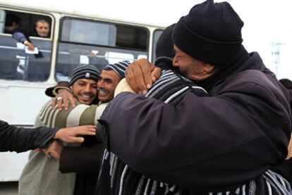 Dos presos políticos abrazan a sus familiares ayer tras salir de la cárcel de Borj Lamary, cerca de Túnez.