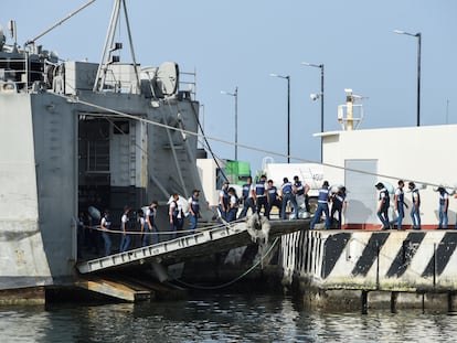 Un grupo de marinos, el pasado 22 de julio, cargando los buques que México envía a Cuba.
